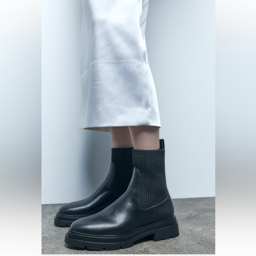 ✨SALE✨ ZARA LUG SOLE SOCK STYLE FLAT ANKLE BOOTS
✨SALE✨